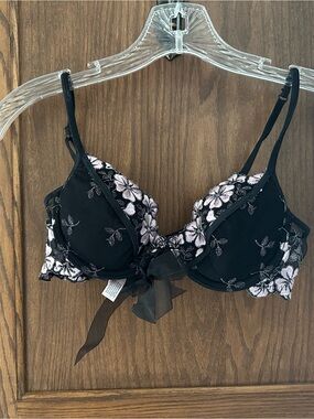 🌸Victoria's Secret Black Bra with Light Pink Floral Embroidery🌸